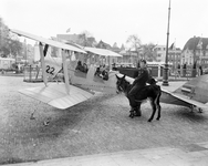 350264 Afbeelding van een vliegtuigje en een ezel ( snelheid en traagheid ) op het Vredenburg te Utrecht, tijdens de ...